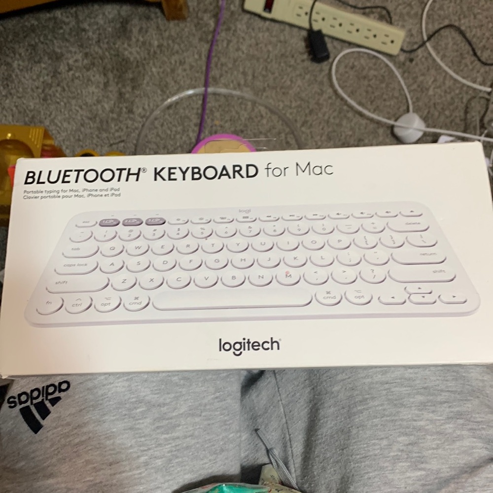 BLUETOOTH® KEYBOARD
Portable typing for Mac, iPhone and iPad